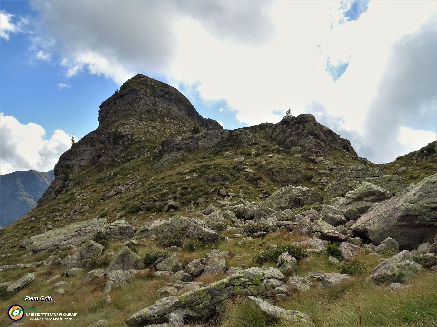 55 Dal Laghetto di Pietra Quadra vado verso la Cima nord dei Tre Pizzi (2167 m).JPG